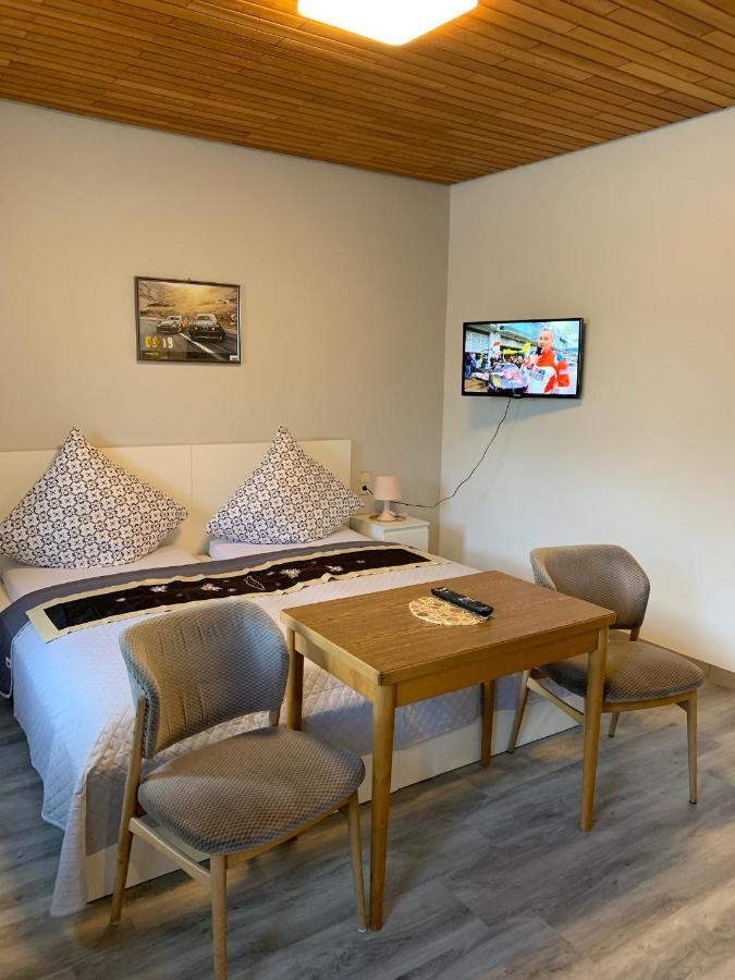 Bed and Breakfast Vina Am Ring Mannebach  Exterior foto